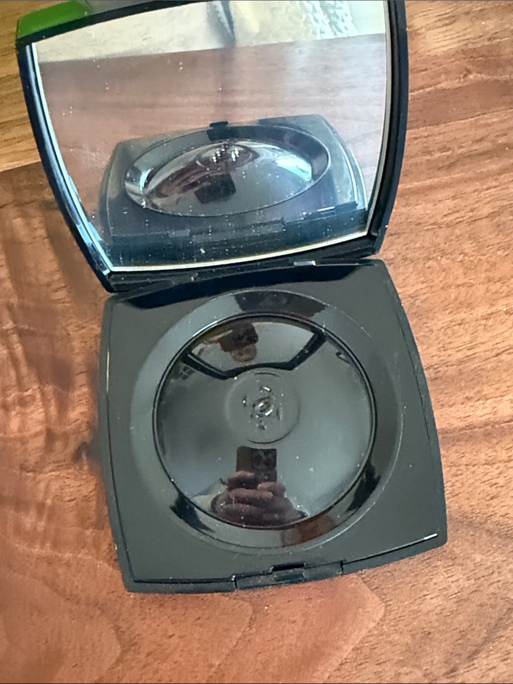 CHANEL Black Camélia de Plumes Highlighting Powder Compact - Picture 4 of 5